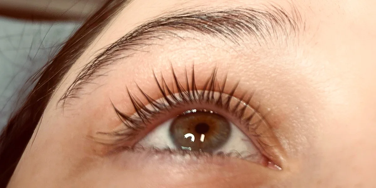 Zvýražněné obočí i řasy: brow lift či lash lifting nebo rovnou obojí