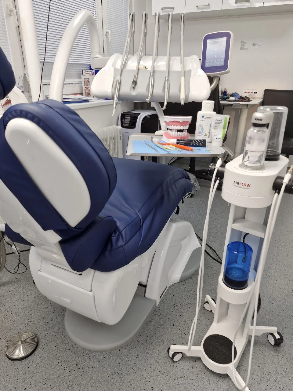 Kompletní dentální hygiena pro dospělé: odstranění kamene, fluoridace i pískování