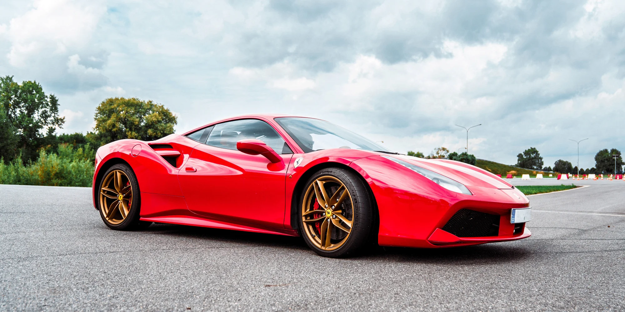Jízda ve Ferrari, Lamborghini, Porsche, Chevroletu, Nissanu i speed taxi a na závodním simulátoru ve virtuální realitě