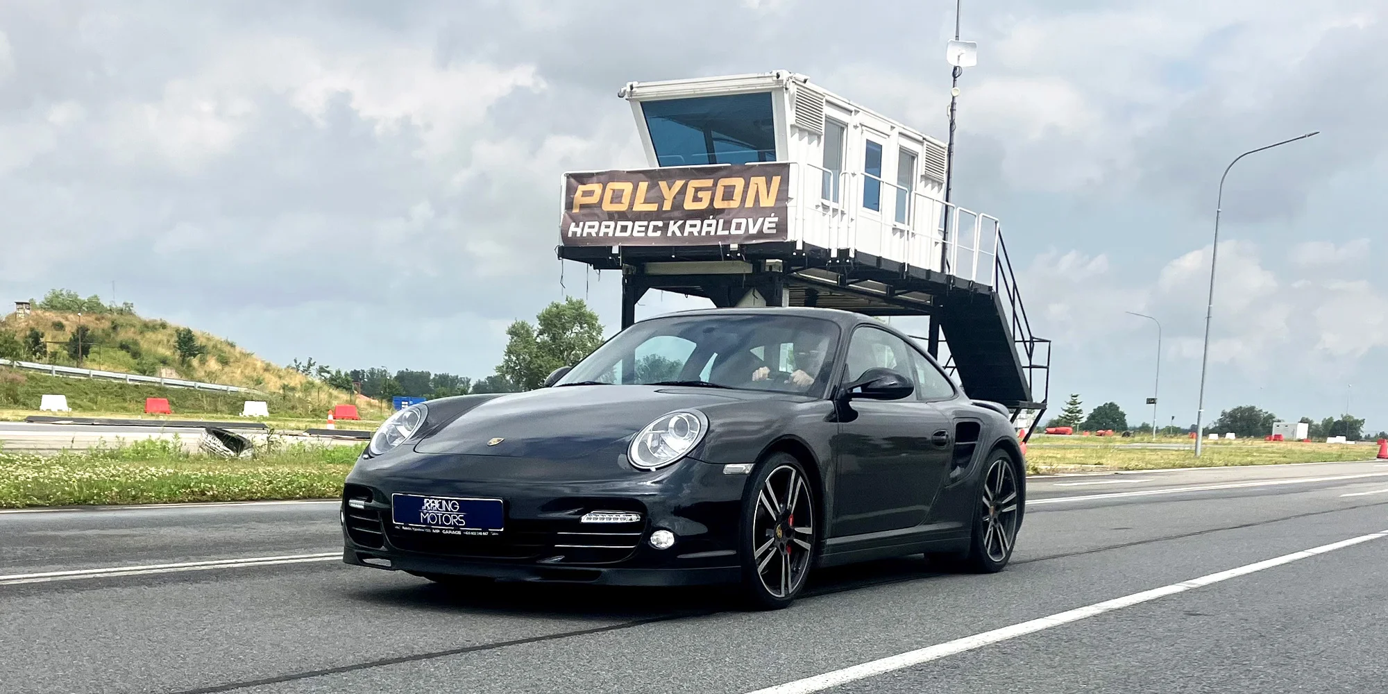 Jízda ve Ferrari, Lamborghini, Porsche, Chevroletu, Nissanu i speed taxi a na závodním simulátoru ve virtuální realitě