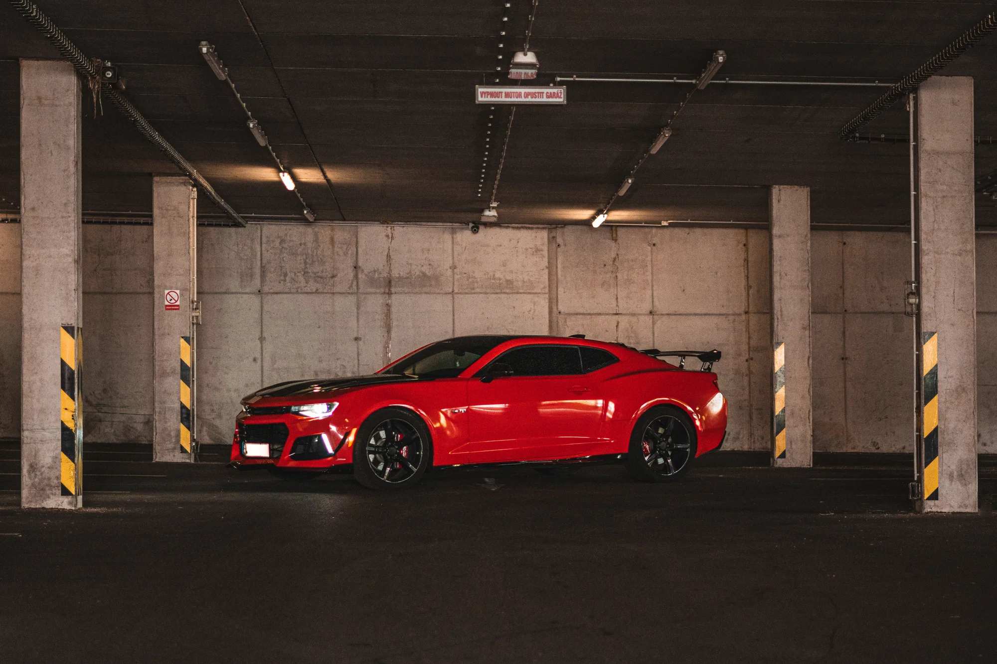 Jízda v super káře dle výběru: Challenger, Camaro nebo Mustang na15 - 50 min.