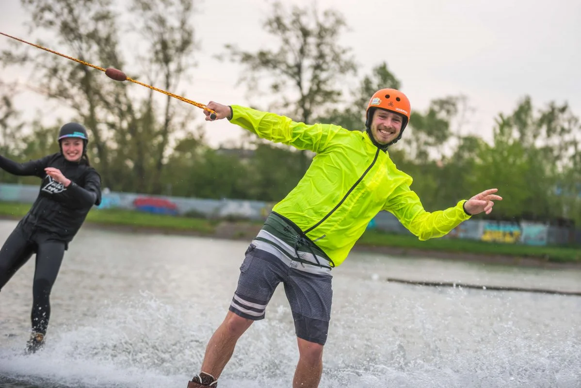 Jízda po vodní hladině: wakeboarding na 1 hodinu i vč. vybavení a instruktora, 1 nebo až 4 osoby