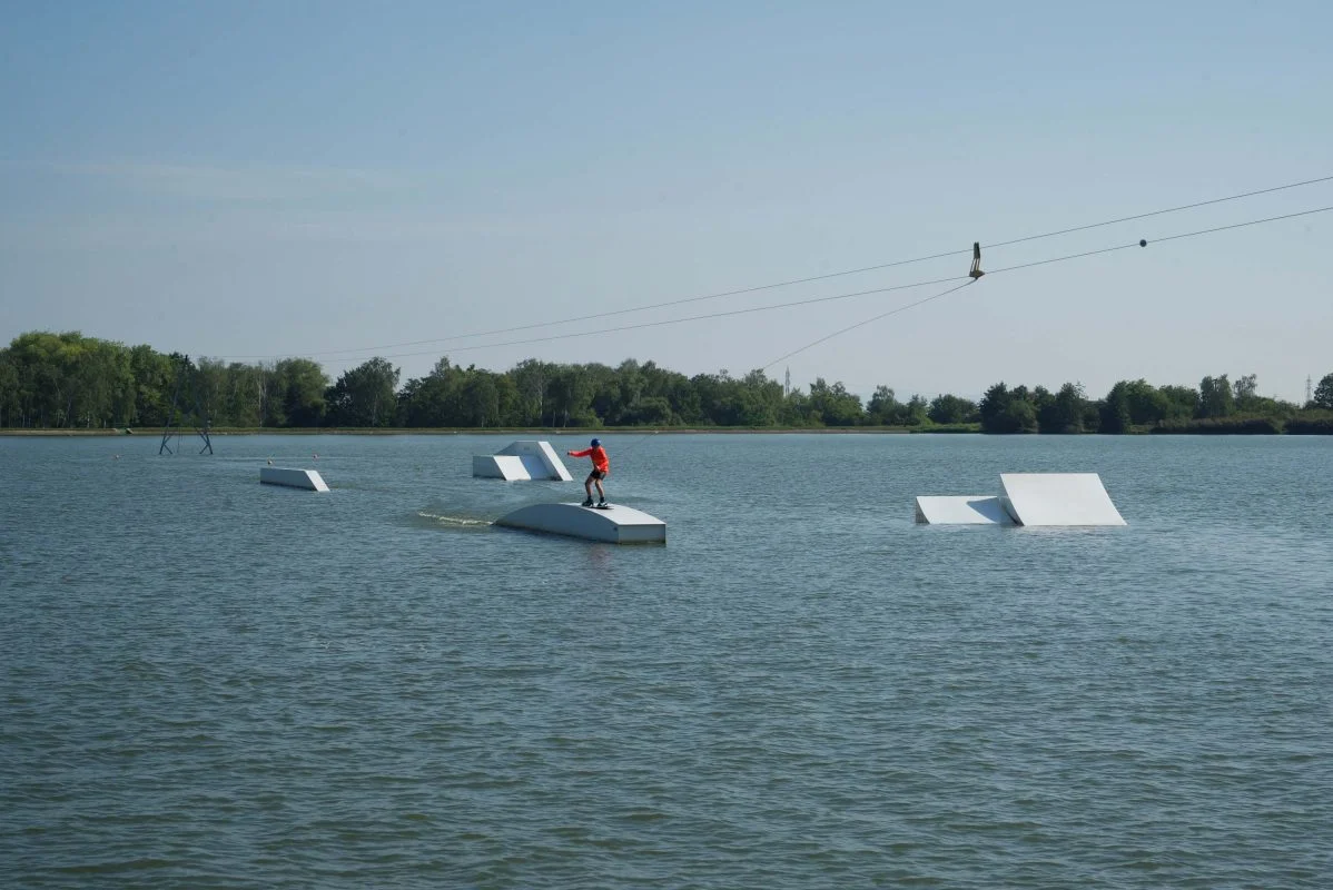 Parádní jízda po vodní hladině: wakeboarding až na 1 hodinu s možností trenéra pro 1–4 osoby