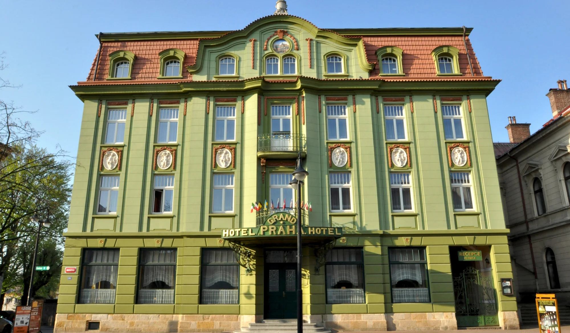Prvorepublikový hotel v centru Jičína: snídaně či polopenze, wellness i masáž