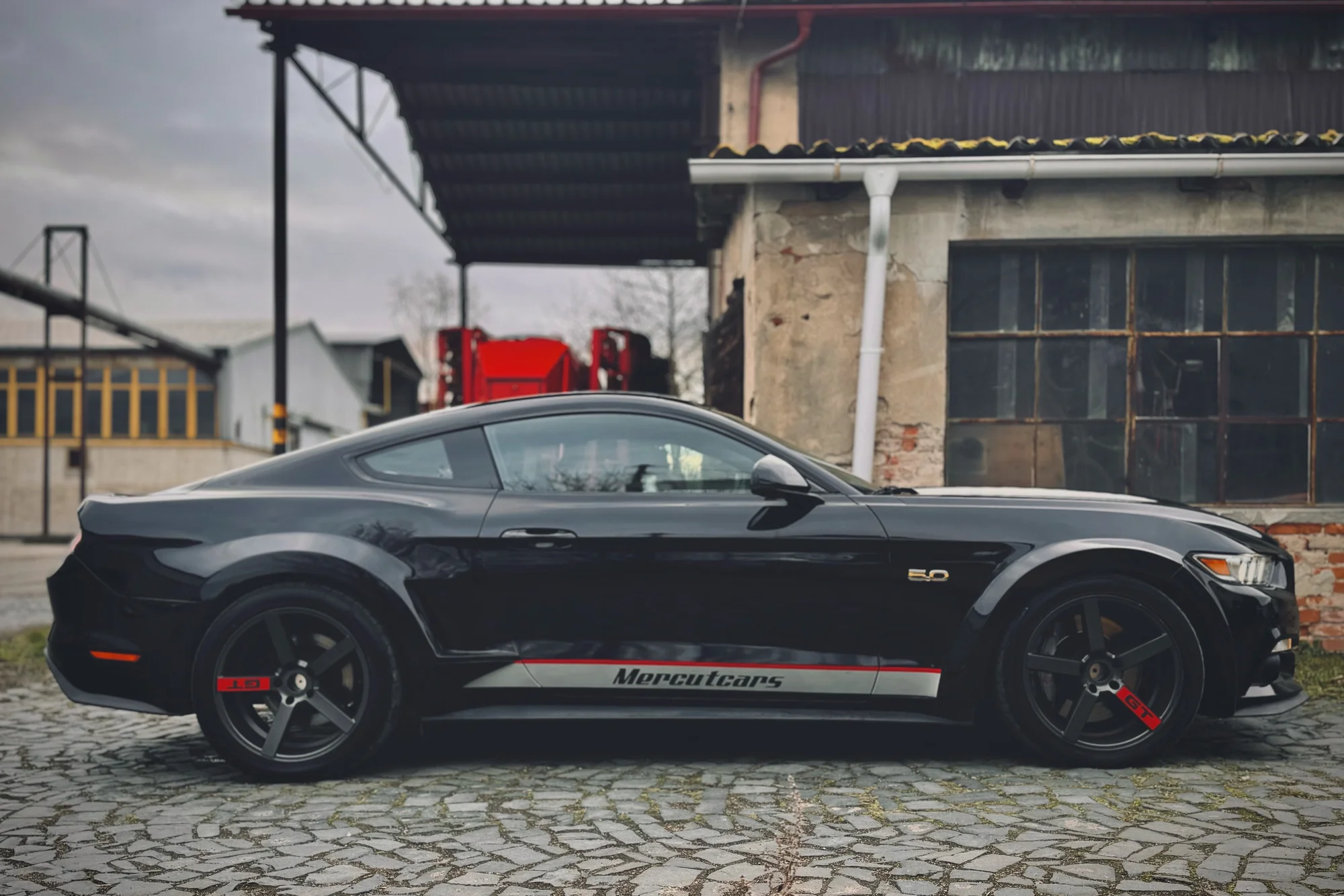 Unikátní zážitek: jízda ve vytuněném Fordu Mustang GT bez intsruktora i se spolujezdcem zdarma