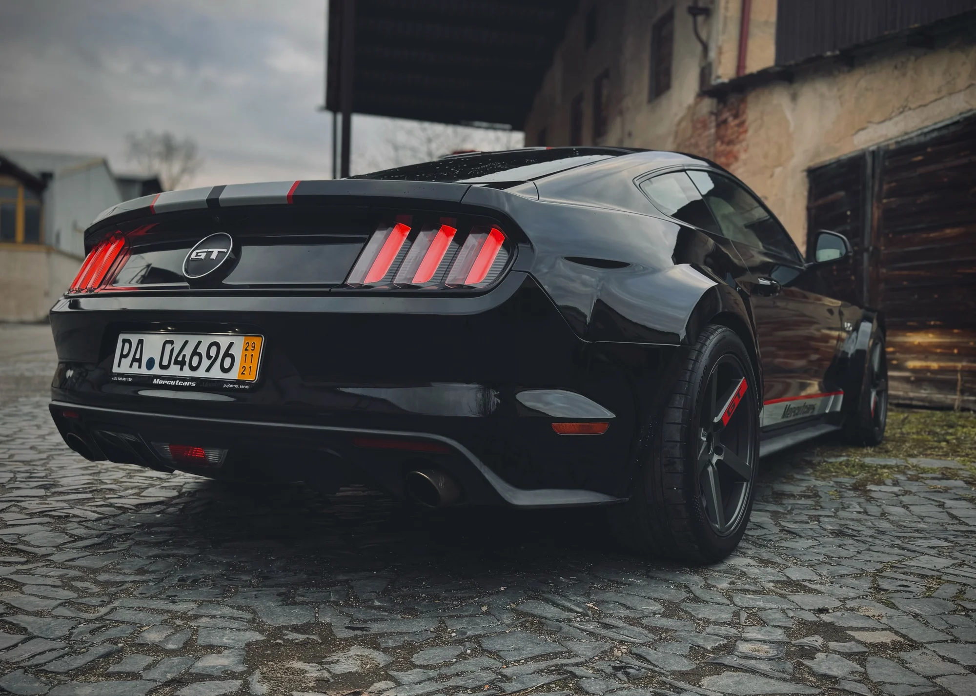 Unikátní zážitek: jízda ve vytuněném Fordu Mustang GT bez intsruktora i se spolujezdcem zdarma