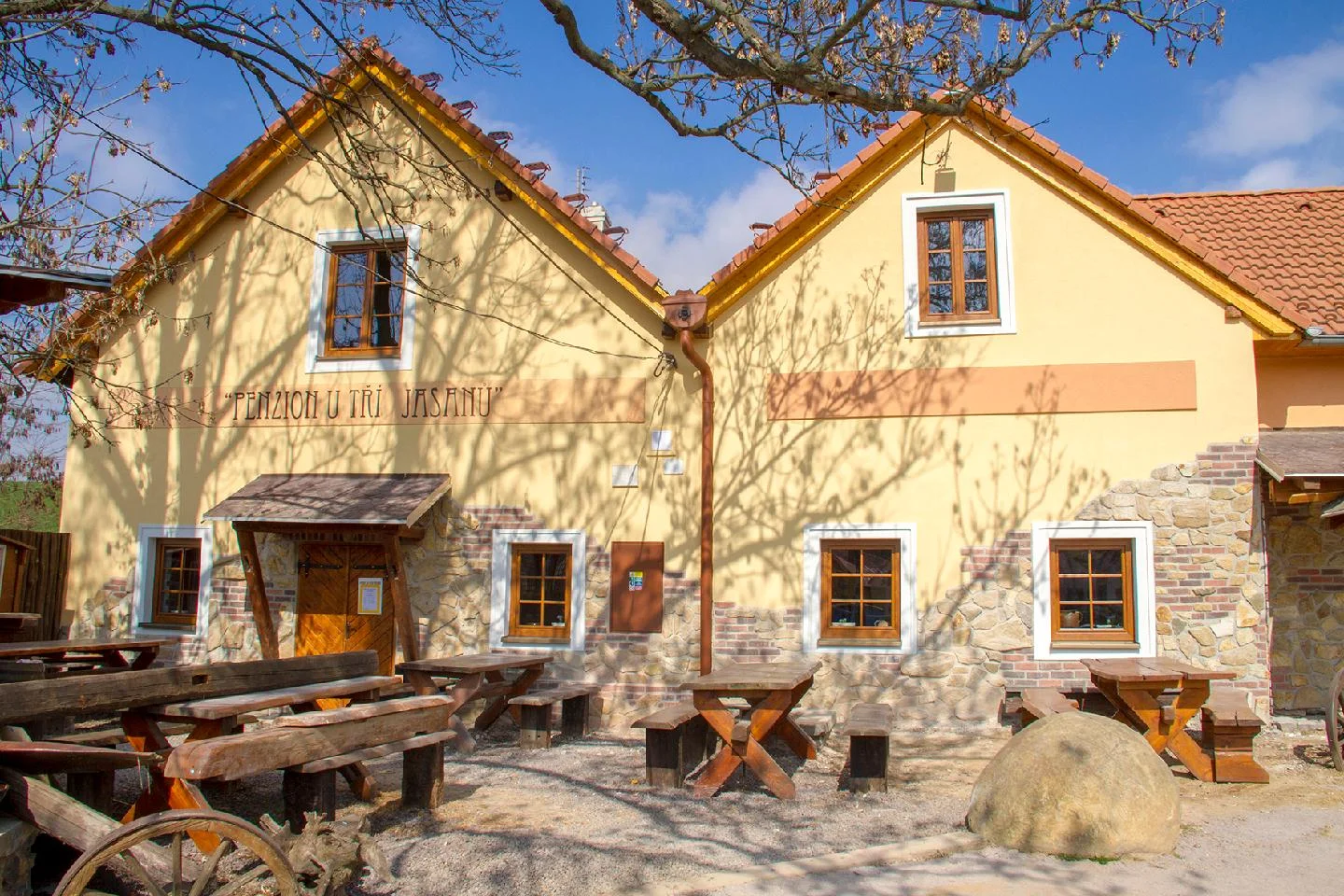 Relax u Znojma: návštěva Louckého kláštera, potěšení pro milovníky vína i kredit 800 Kč na jídlo
