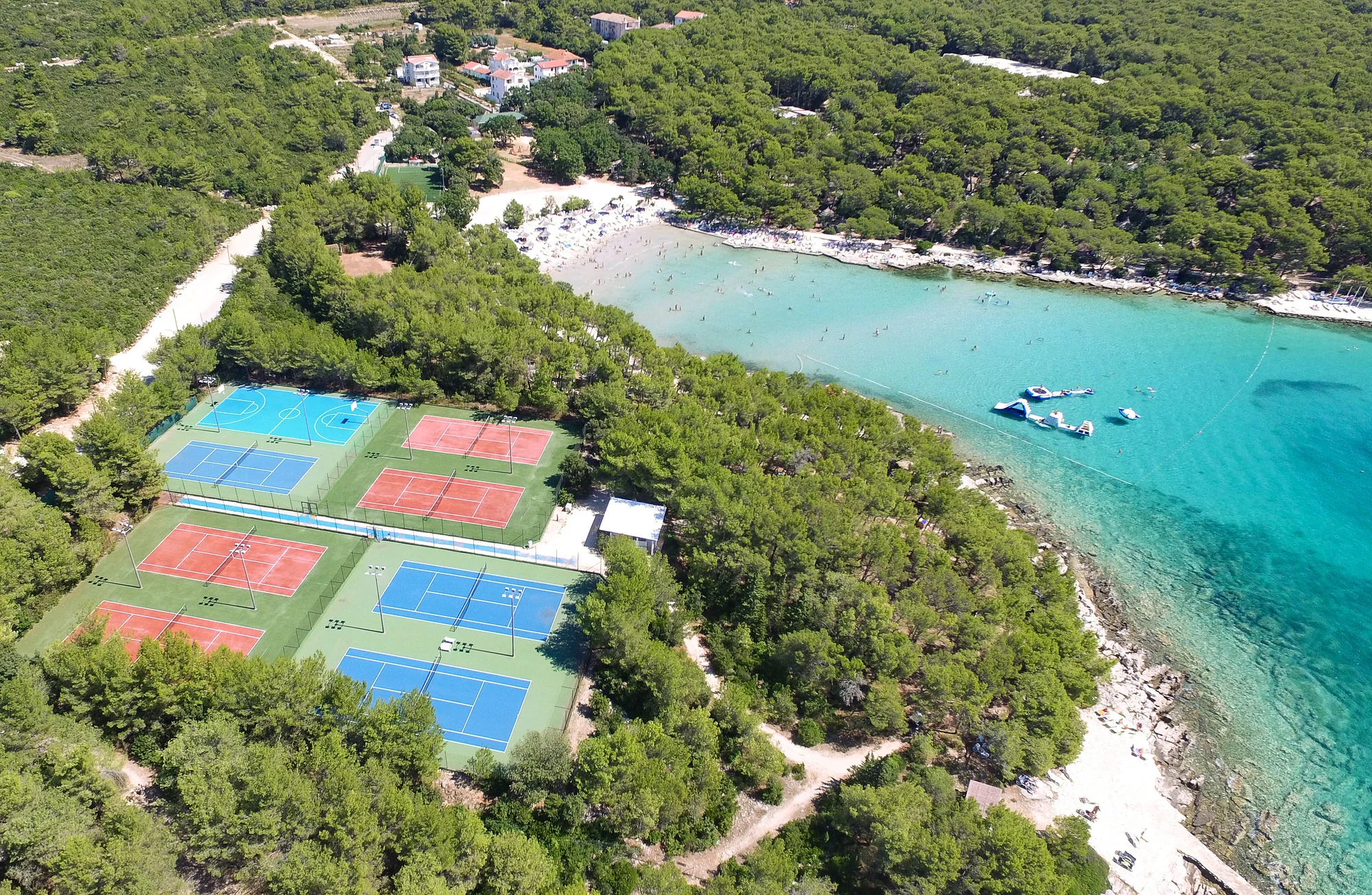 Super plážový resort v Pakoštane: ubytování v bungalovu, plná penze a spousta atrakcí zdarma