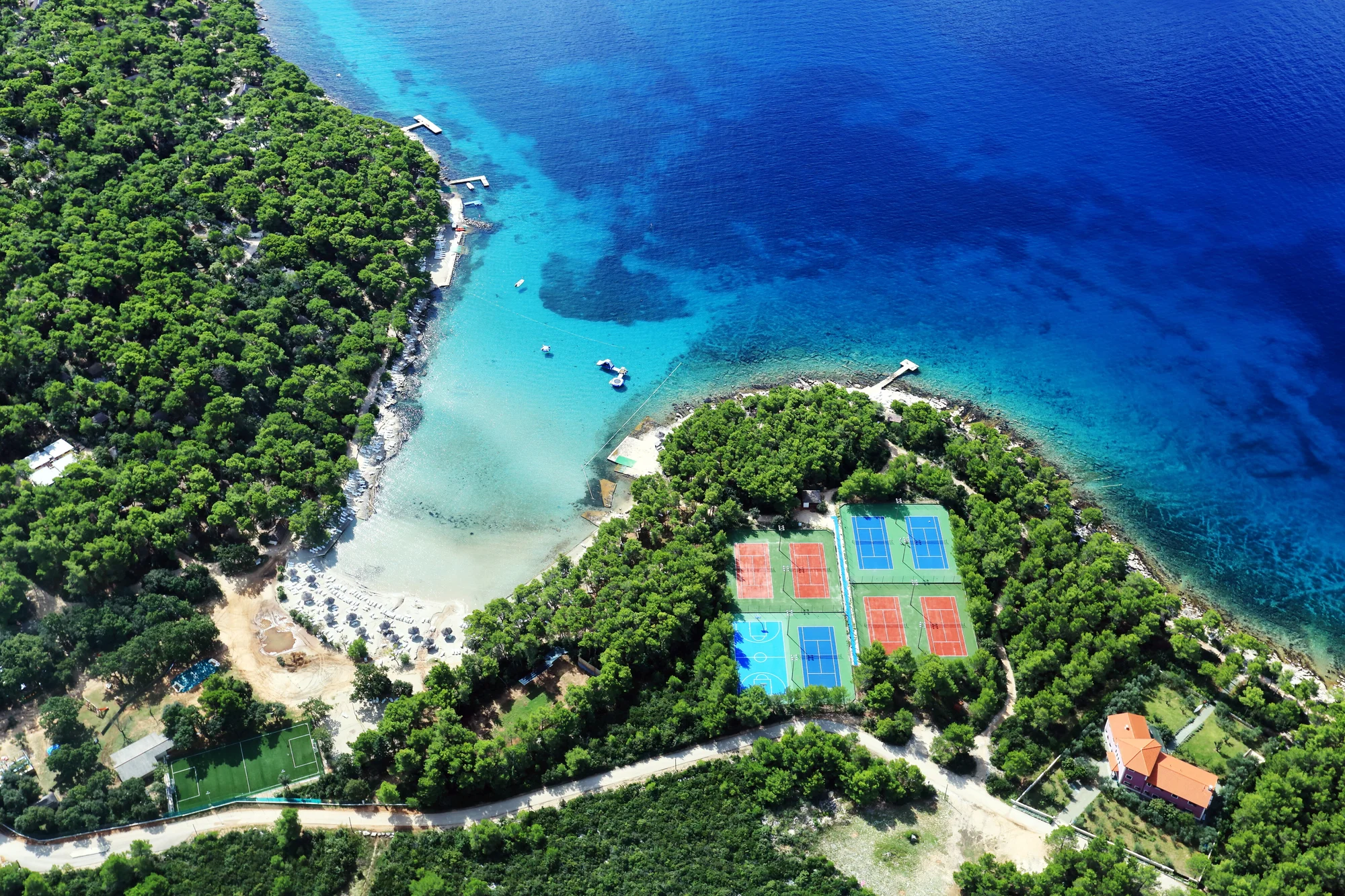 Super plážový resort v Pakoštane: ubytování v bungalovu, plná penze a spousta atrakcí zdarma