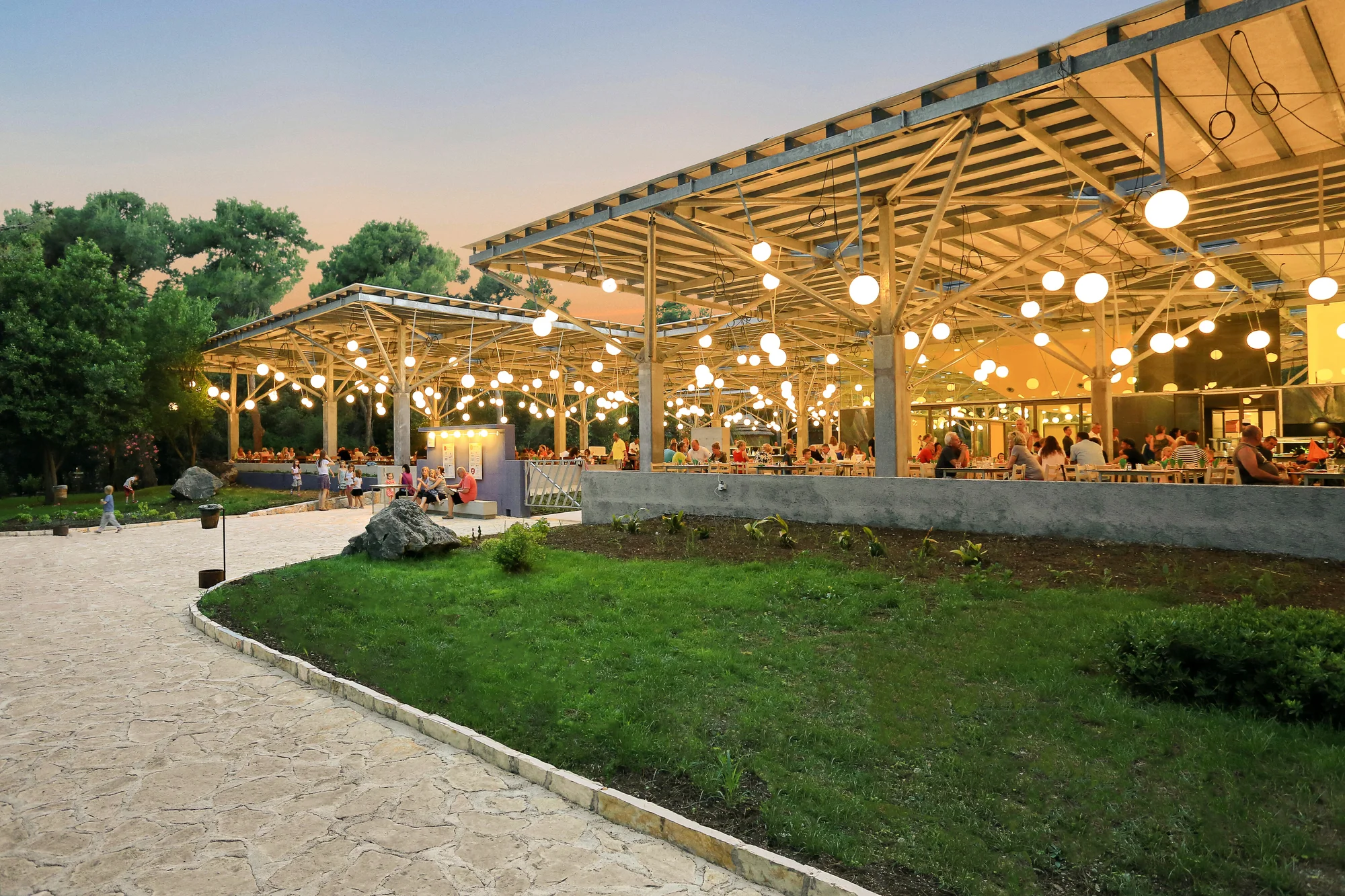 Super plážový resort v Pakoštane: ubytování v bungalovu, plná penze a spousta atrakcí zdarma