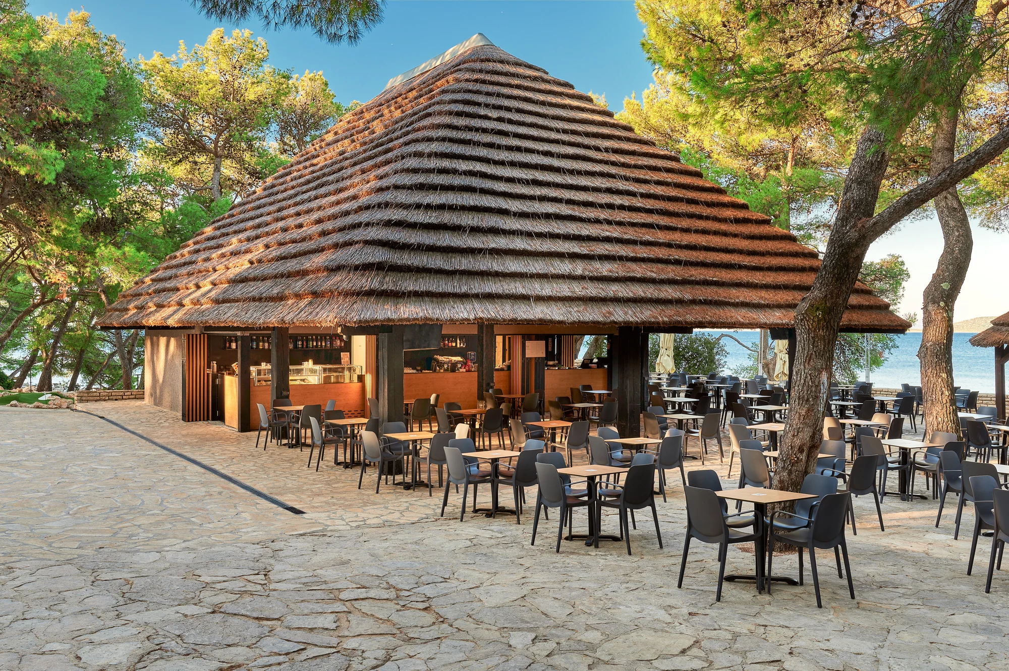 Super plážový resort v Pakoštane: ubytování v bungalovu, plná penze a spousta atrakcí zdarma
