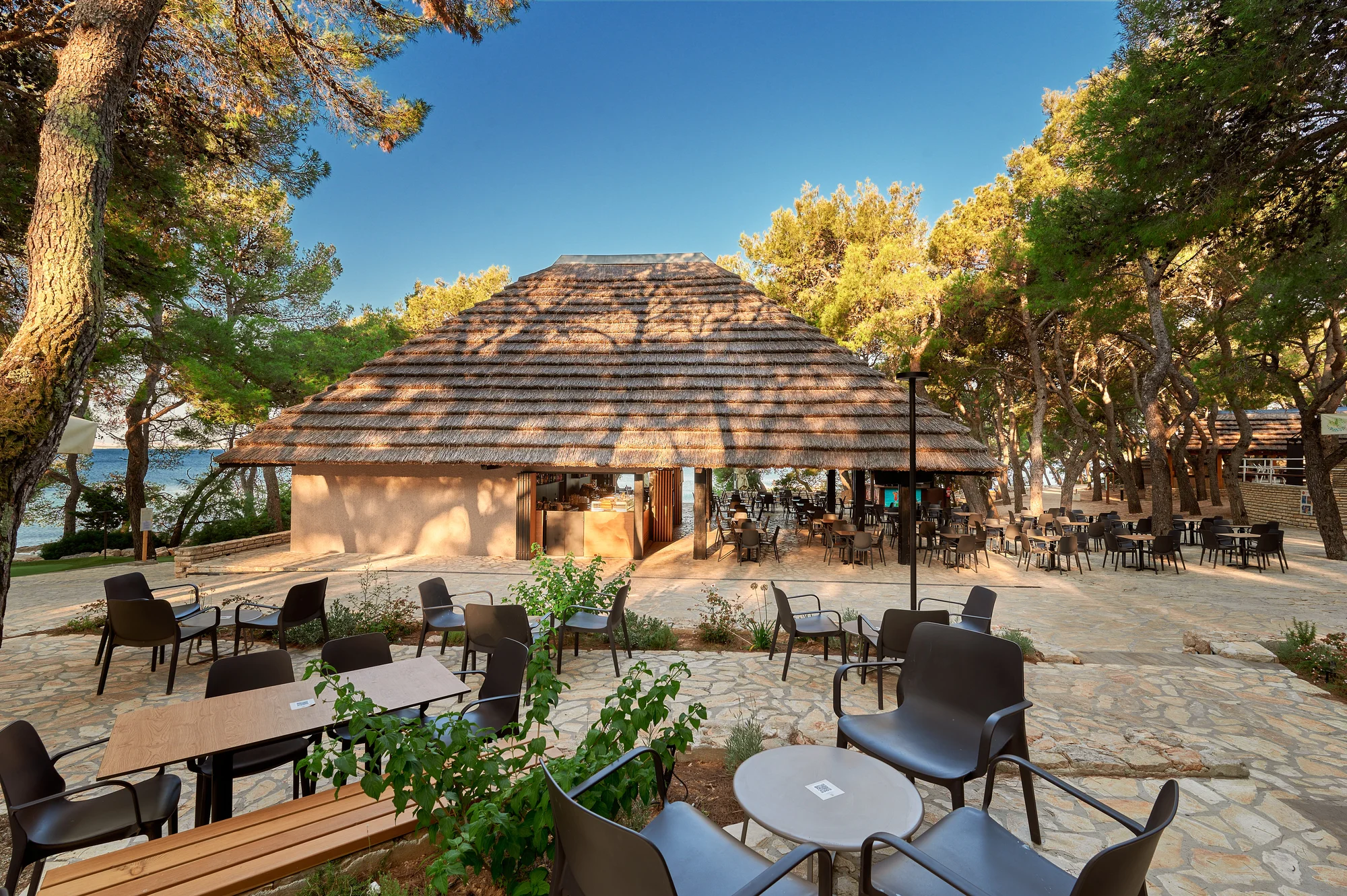 Super plážový resort v Pakoštane: ubytování v bungalovu, plná penze a spousta atrakcí zdarma