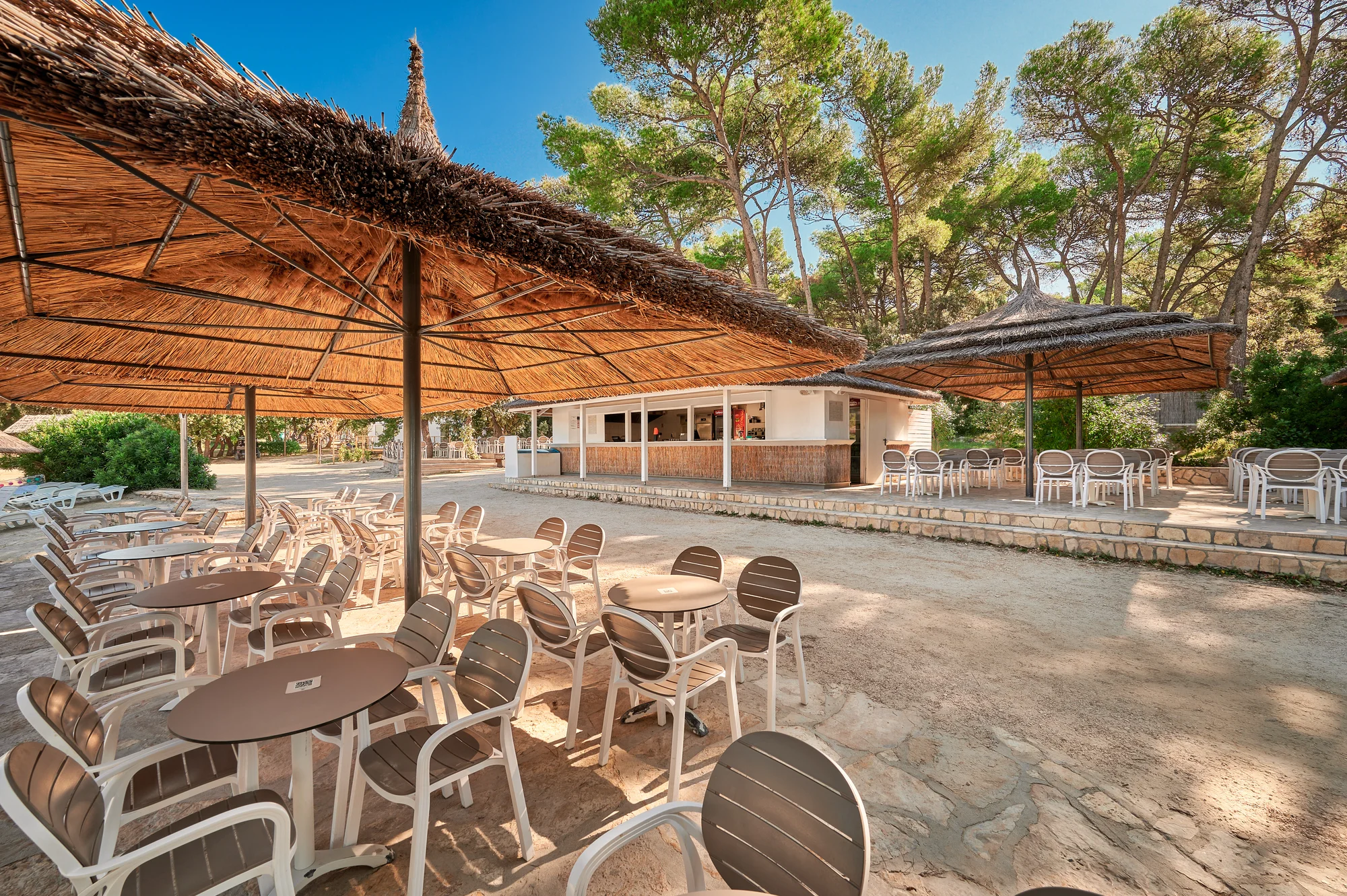 Super plážový resort v Pakoštane: ubytování v bungalovu, plná penze a spousta atrakcí zdarma