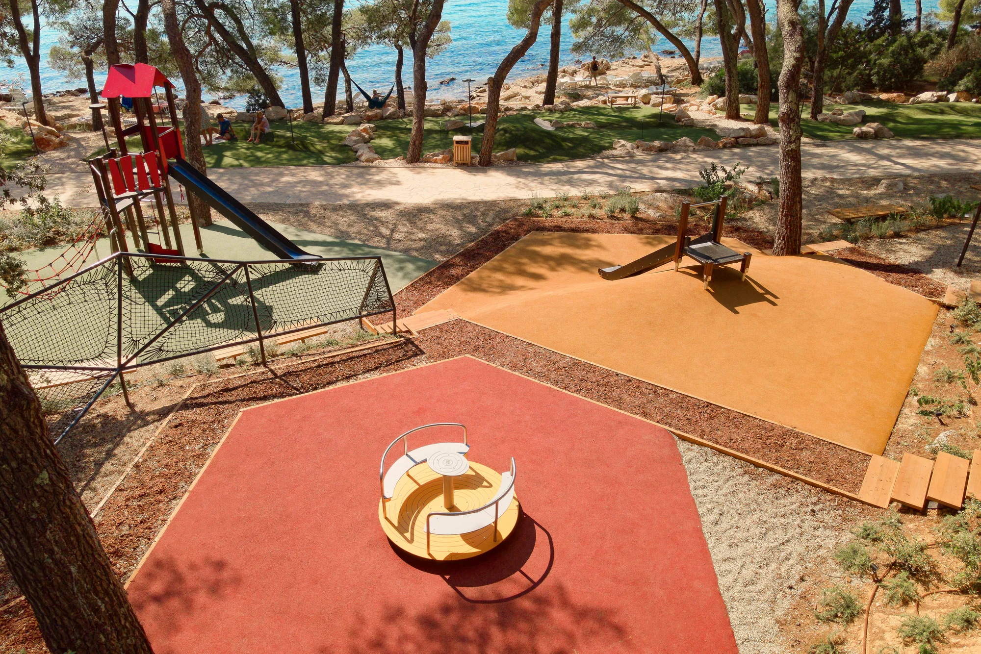Super plážový resort v Pakoštane: ubytování v bungalovu, plná penze a spousta atrakcí zdarma