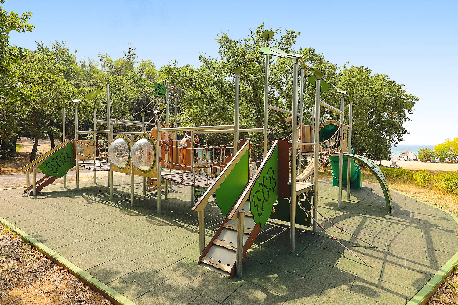 Super plážový resort v Pakoštane: ubytování v bungalovu, plná penze a spousta atrakcí zdarma