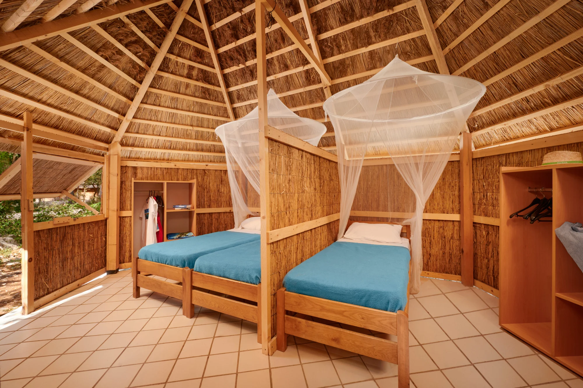 Super plážový resort v Pakoštane: ubytování v bungalovu, plná penze a spousta atrakcí zdarma