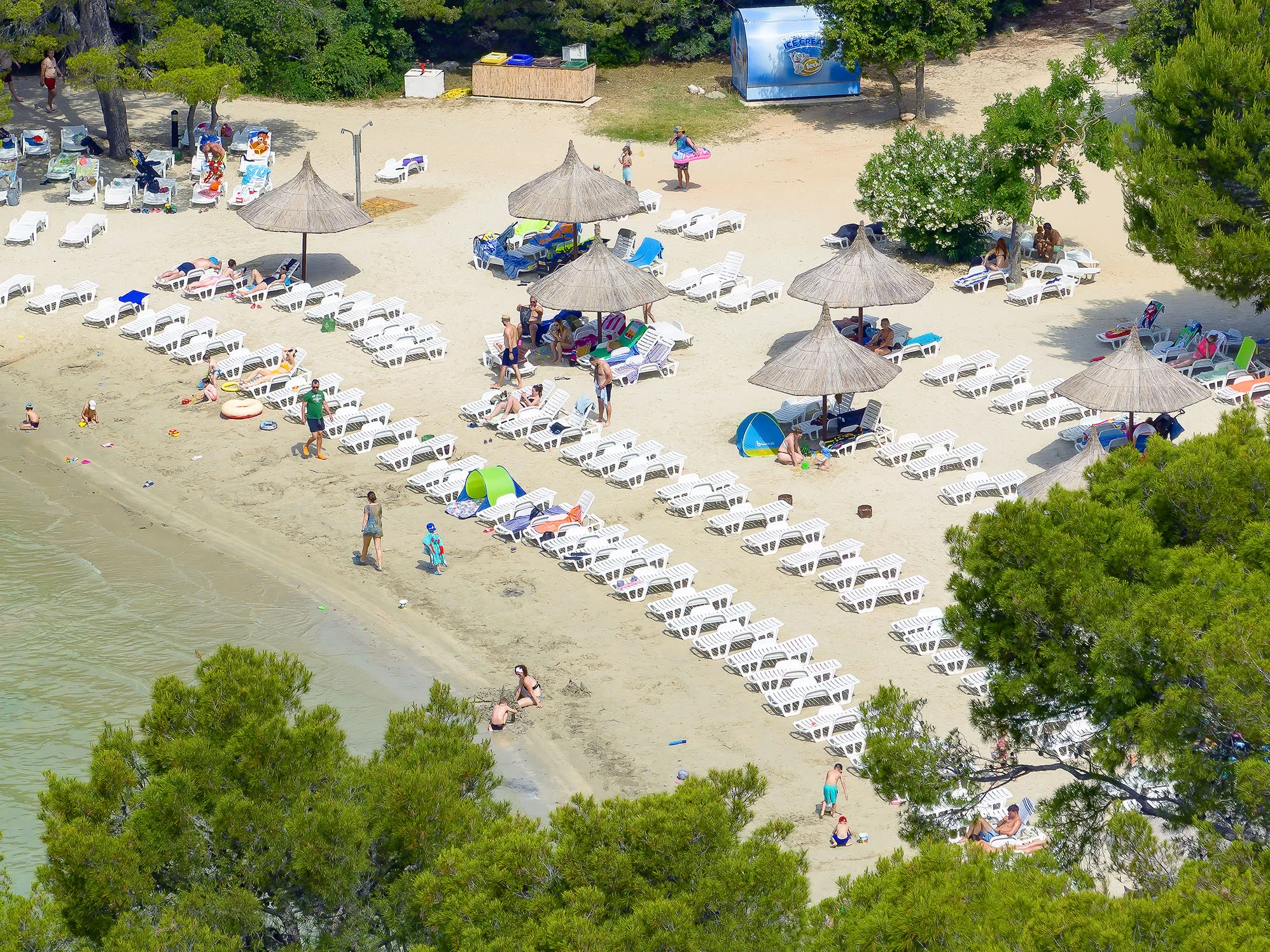 Super plážový resort v Pakoštane: ubytování v bungalovu, plná penze a spousta atrakcí zdarma