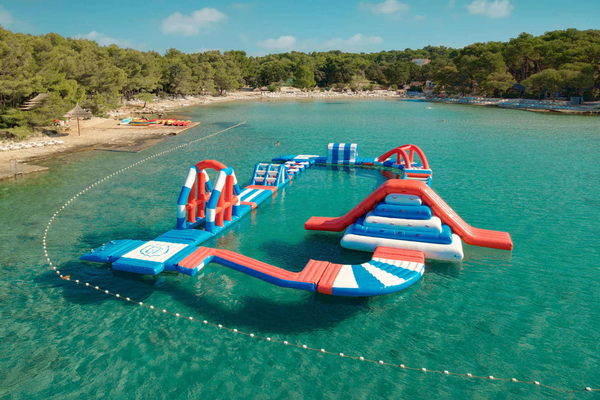 Super plážový resort v Pakoštane: ubytování v bungalovu, plná penze a spousta atrakcí zdarma