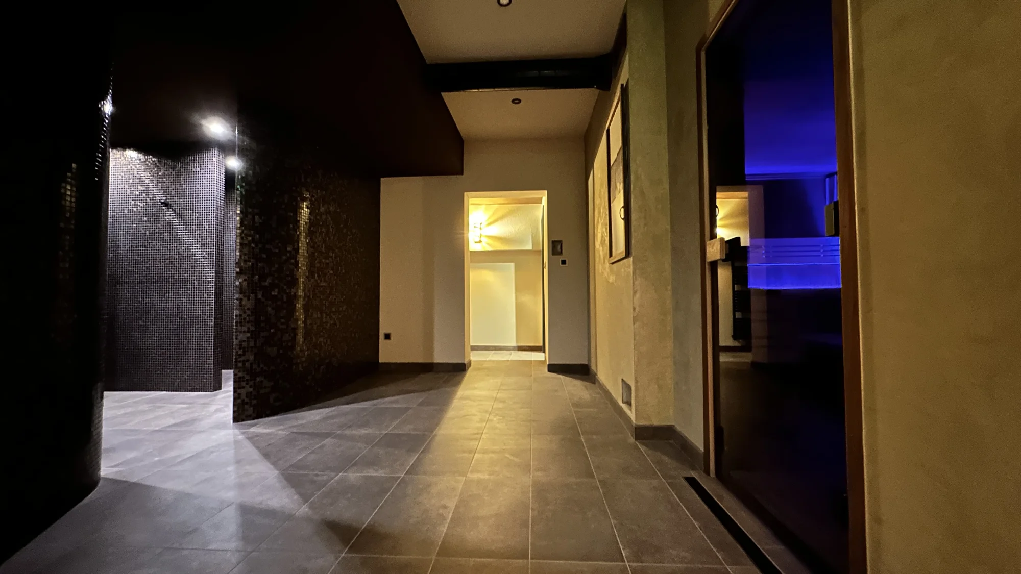 4* relax v Hluboké nad Vltavou se snídaní nebo polopenzí, wellness i kreditem na další služby