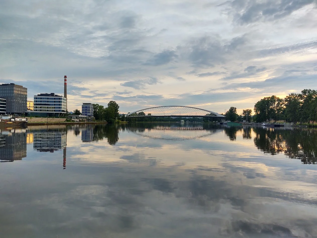 Zážitková plavba po Vltavě do Roztok a zpět: staňte se kapitánem na den