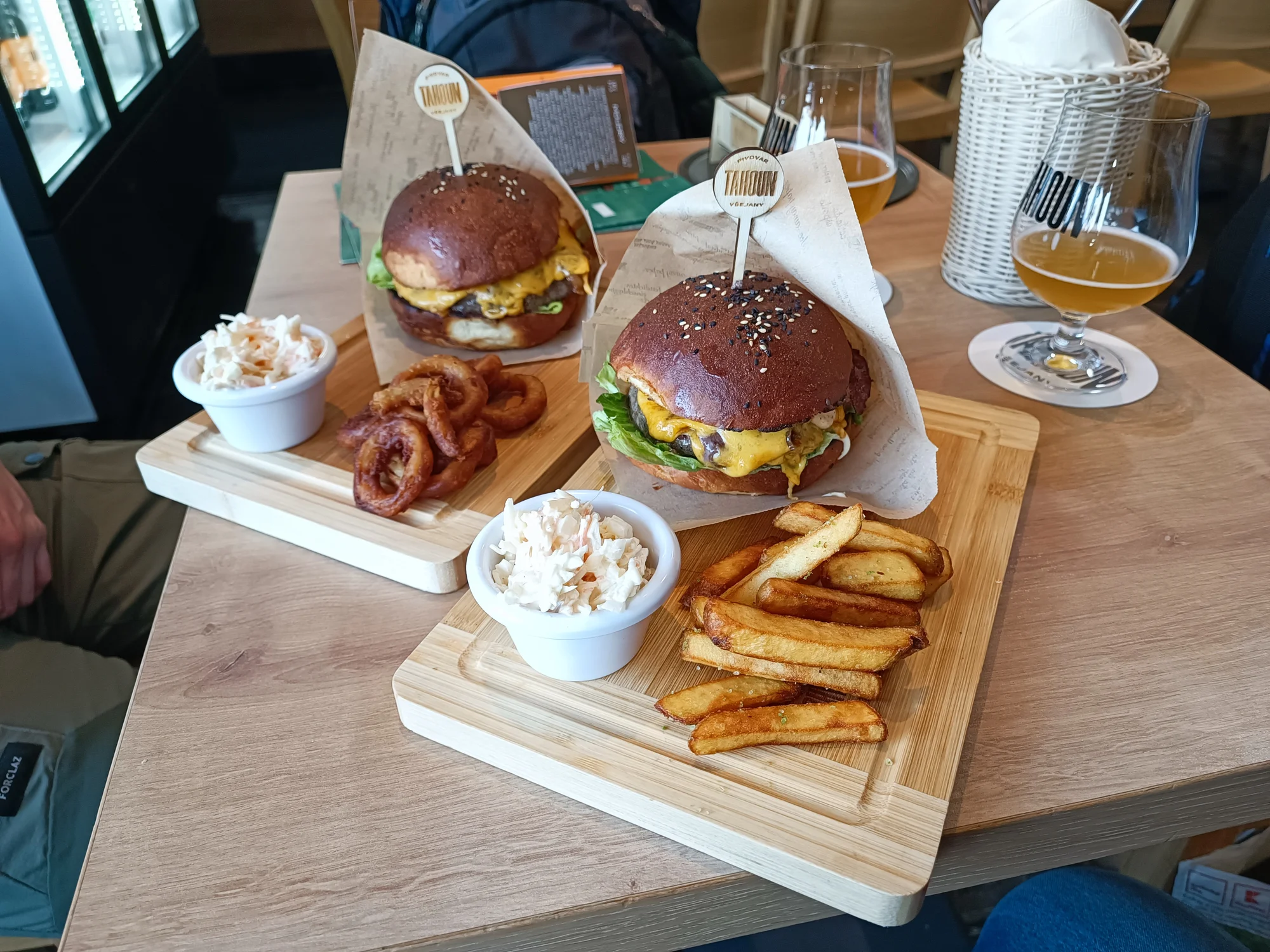 Tahoun burger s hranolky či cibulovými kroužky, coleslaw a čepovaná APA 13° v pivovaru Tahoun