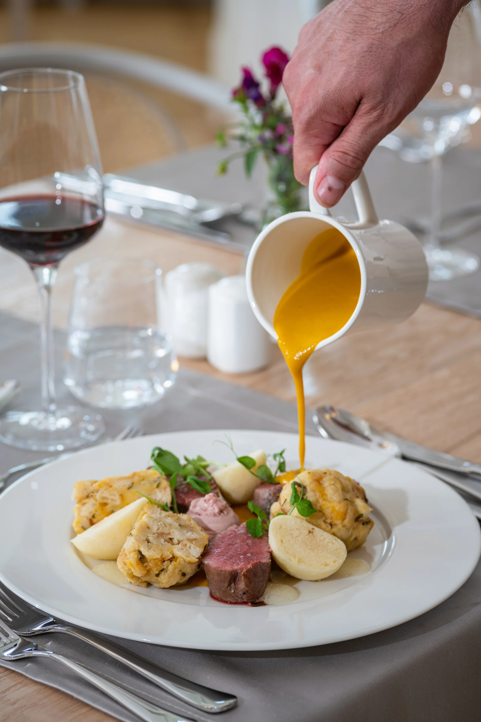 Luxusní 4* pobyt v secesní továrníkově vile: jídlo, možnost wellness i procedur v Rožnovských pivních lázních