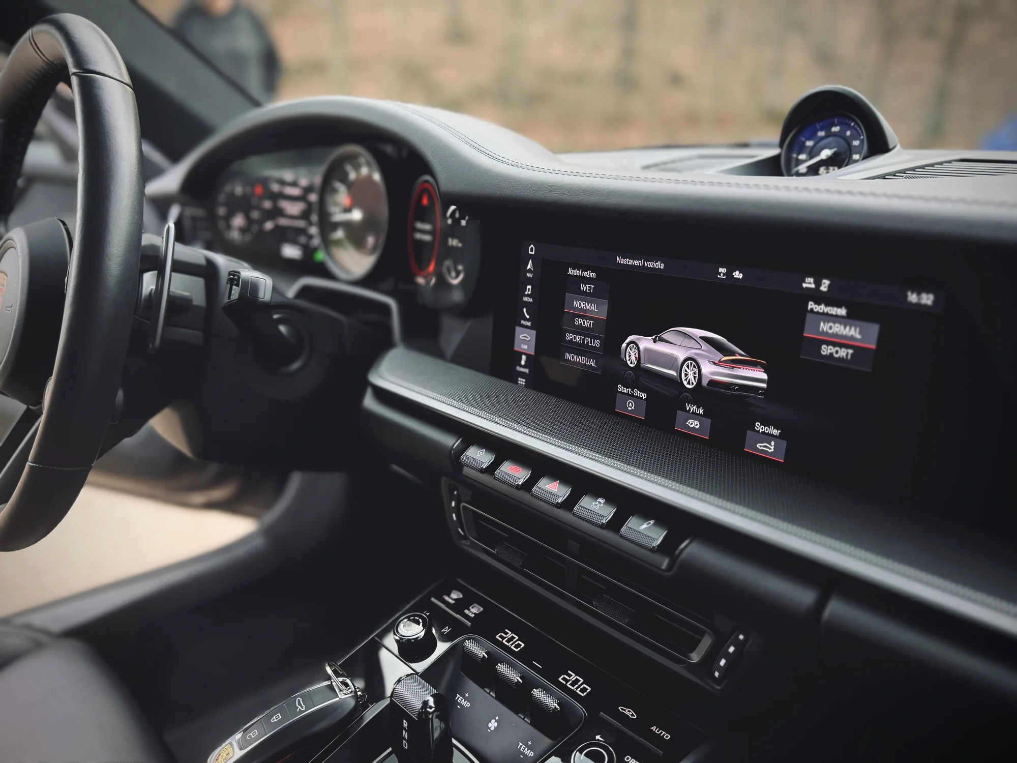 staňte se na 30 nebo 60 minut řidičem Porsche 911 s 1 spolujezdcem a bez instruktora