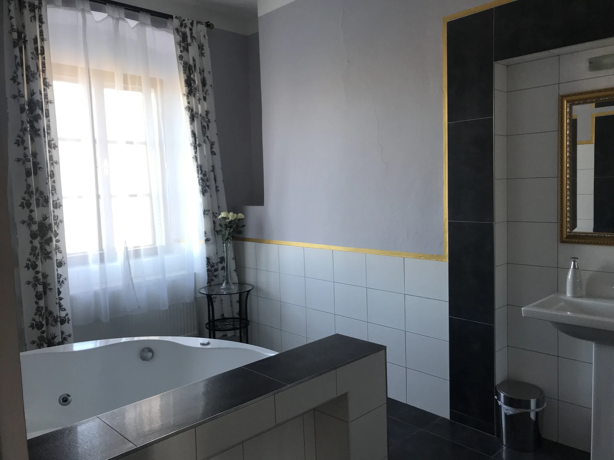 Romantika na zámku: snídaně, bazén se slanou vodou, možnost privátního wellness či apartmá s vířivkou