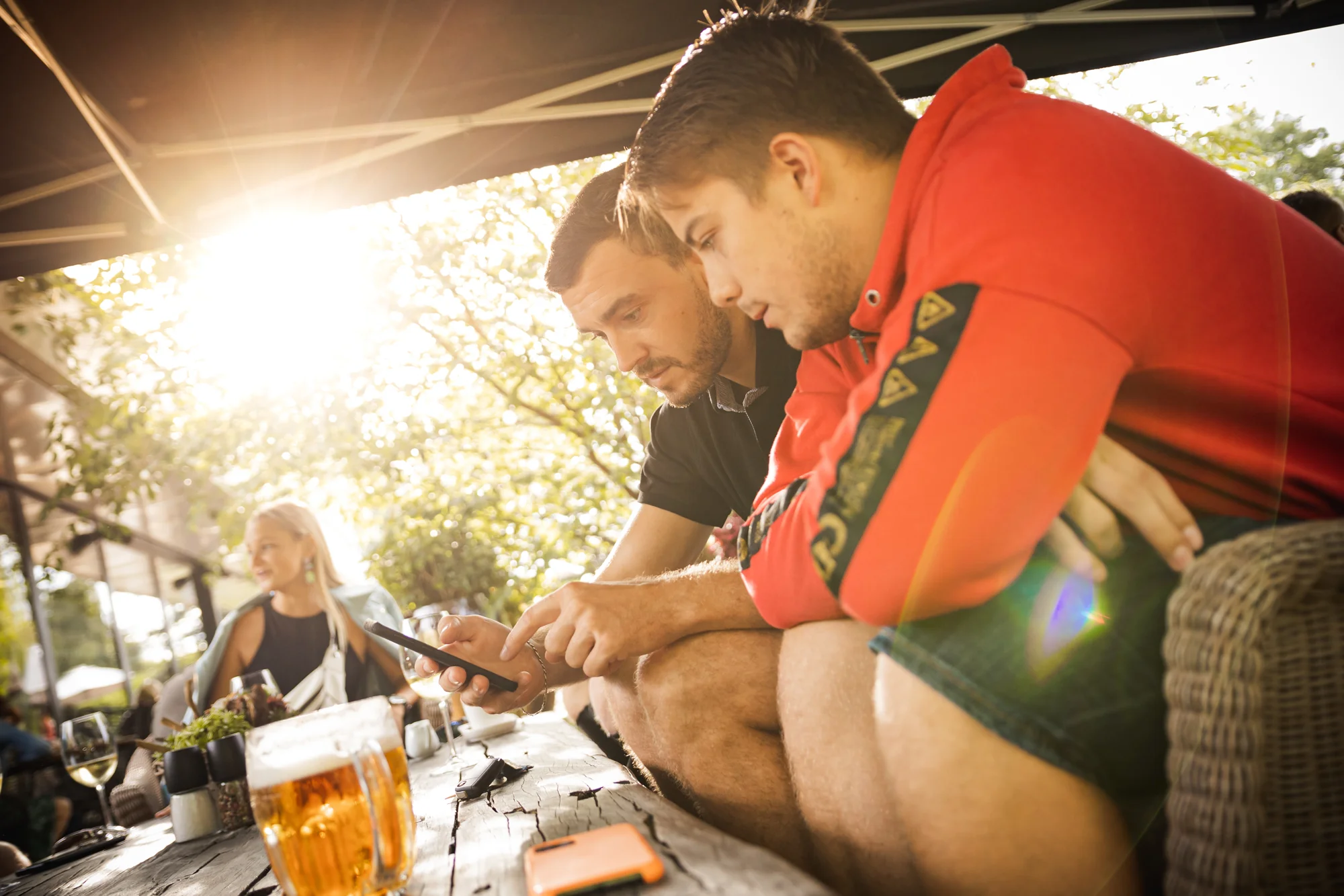 Nezapomenutelný večer s přáteli: Venkovní únikovka Tour de Beer nebo Tour de Wine v Praze!