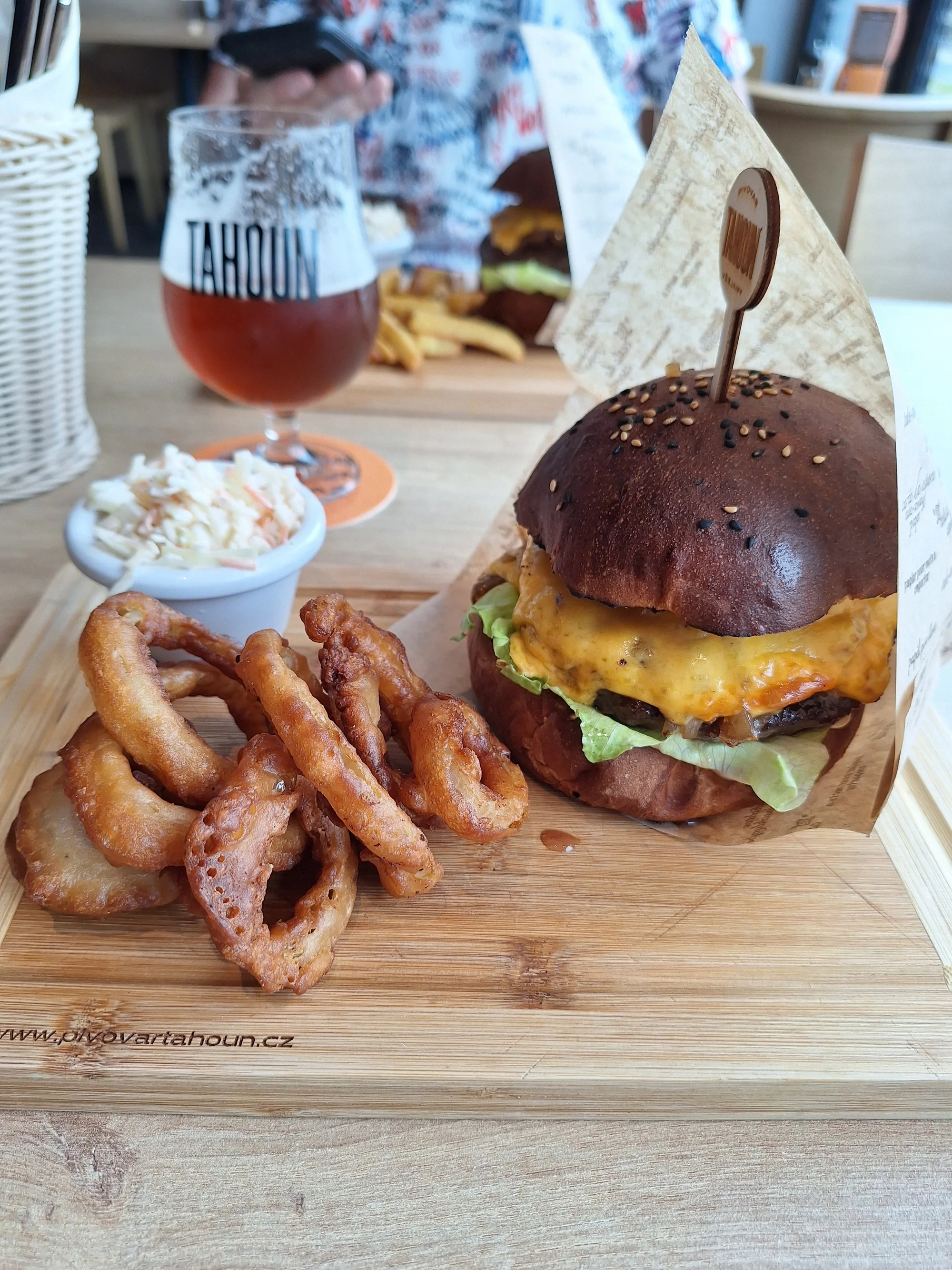 Tahoun burger s hranolky či cibulovými kroužky, coleslaw a čepovaná APA 13° v pivovaru Tahoun