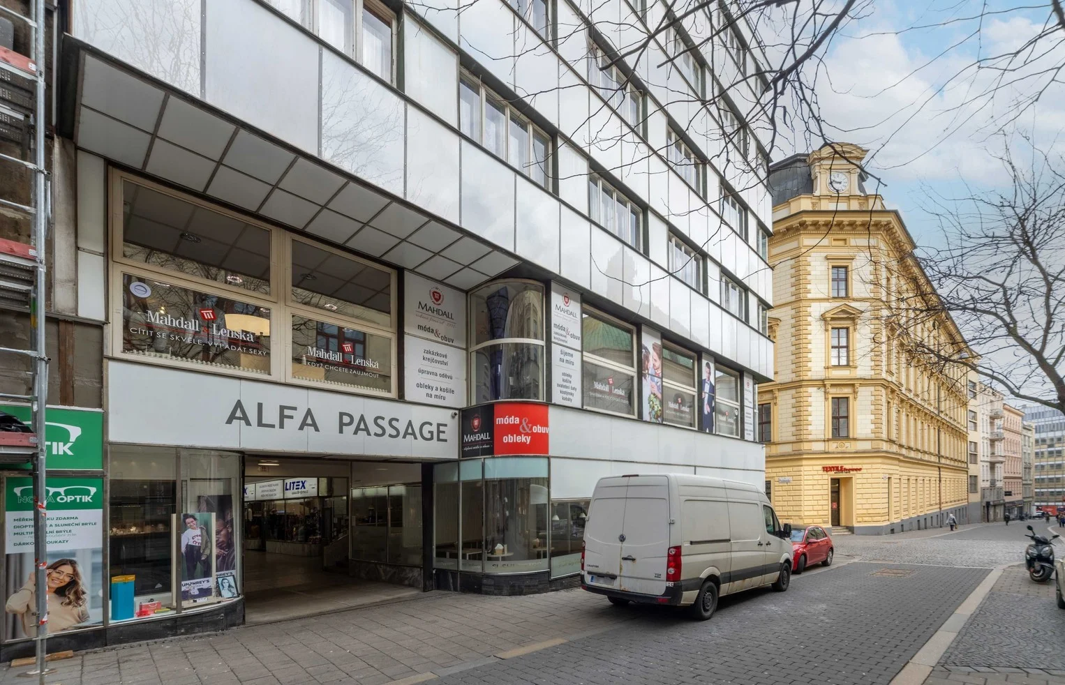 Péče pro krásné nehty: manikúra nebo pedikúra s gel lakem v salonu v centru Brna