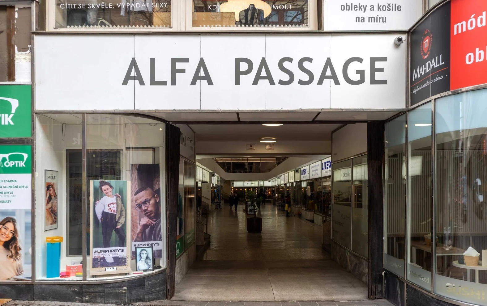 Péče pro krásné nehty: manikúra nebo pedikúra s gel lakem v salonu v centru Brna