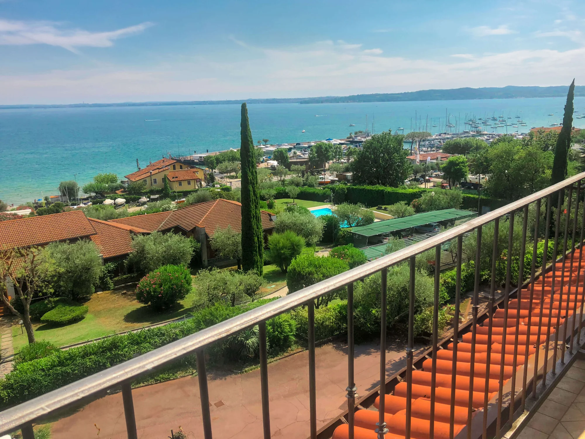 Lago di Garda: 4* hotel s bazénem a panoramatickou terasou hned u jezera, polopenze v ceně