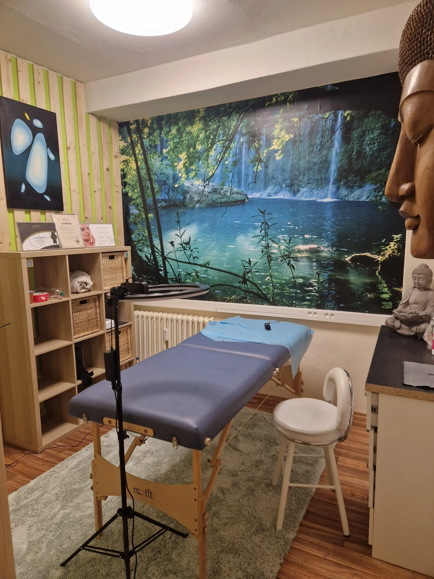 Pedikúra s masáží a možností parafínového zábalu i lakování