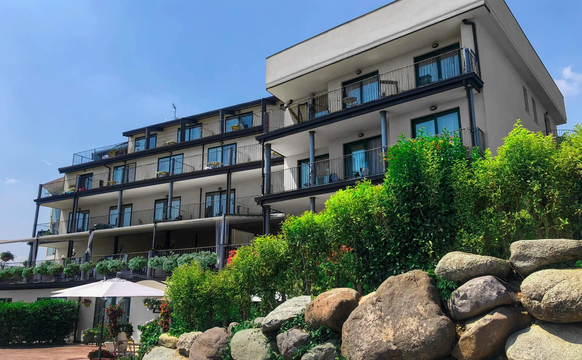 Lago di Garda: 4* hotel s bazénem a panoramatickou terasou hned u jezera, polopenze v ceně