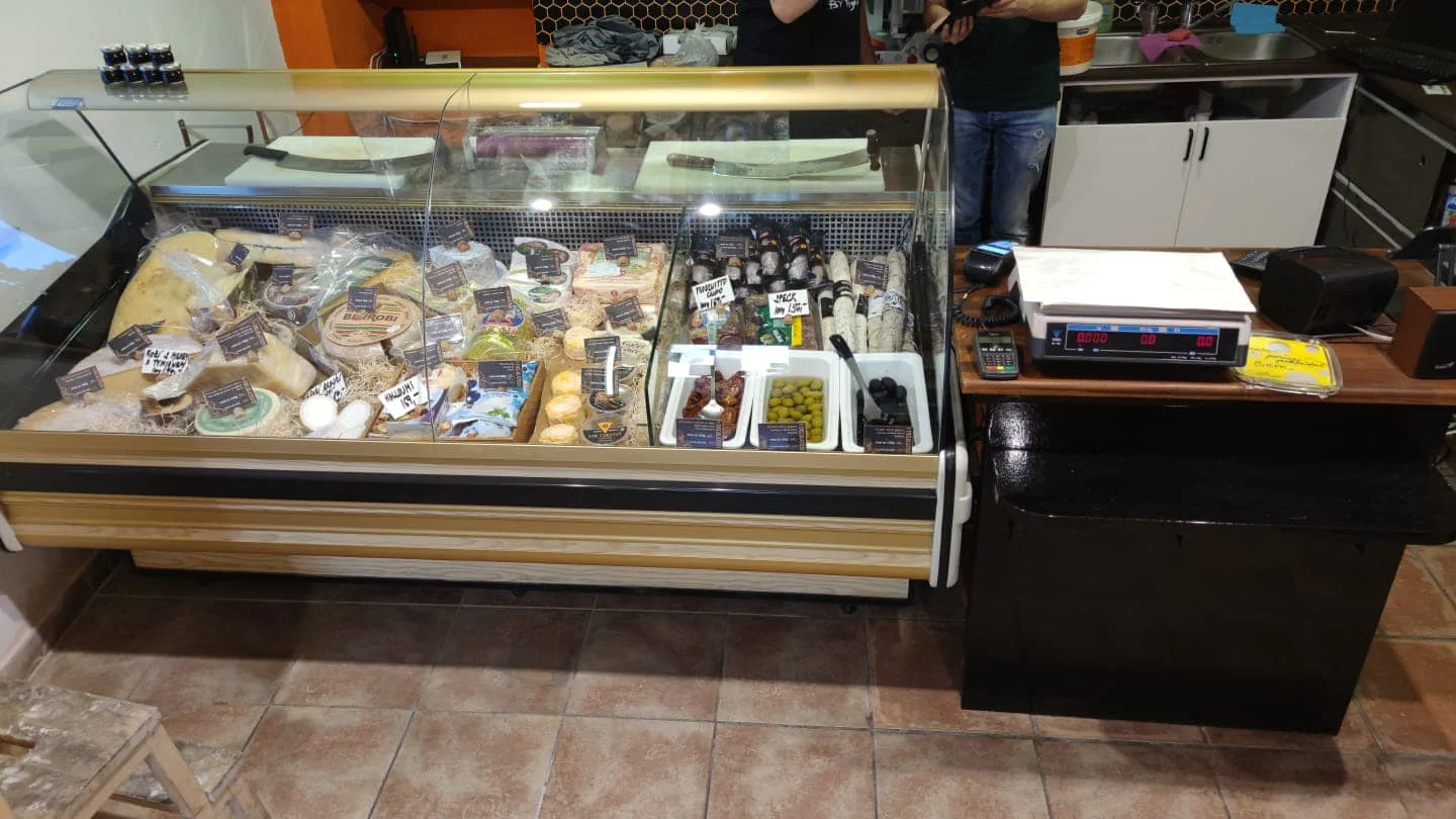 Vouchery do obchodu s delikatesami v Podolí: sýry, uzeniny, olivy, pečivo i vína a bio limonády