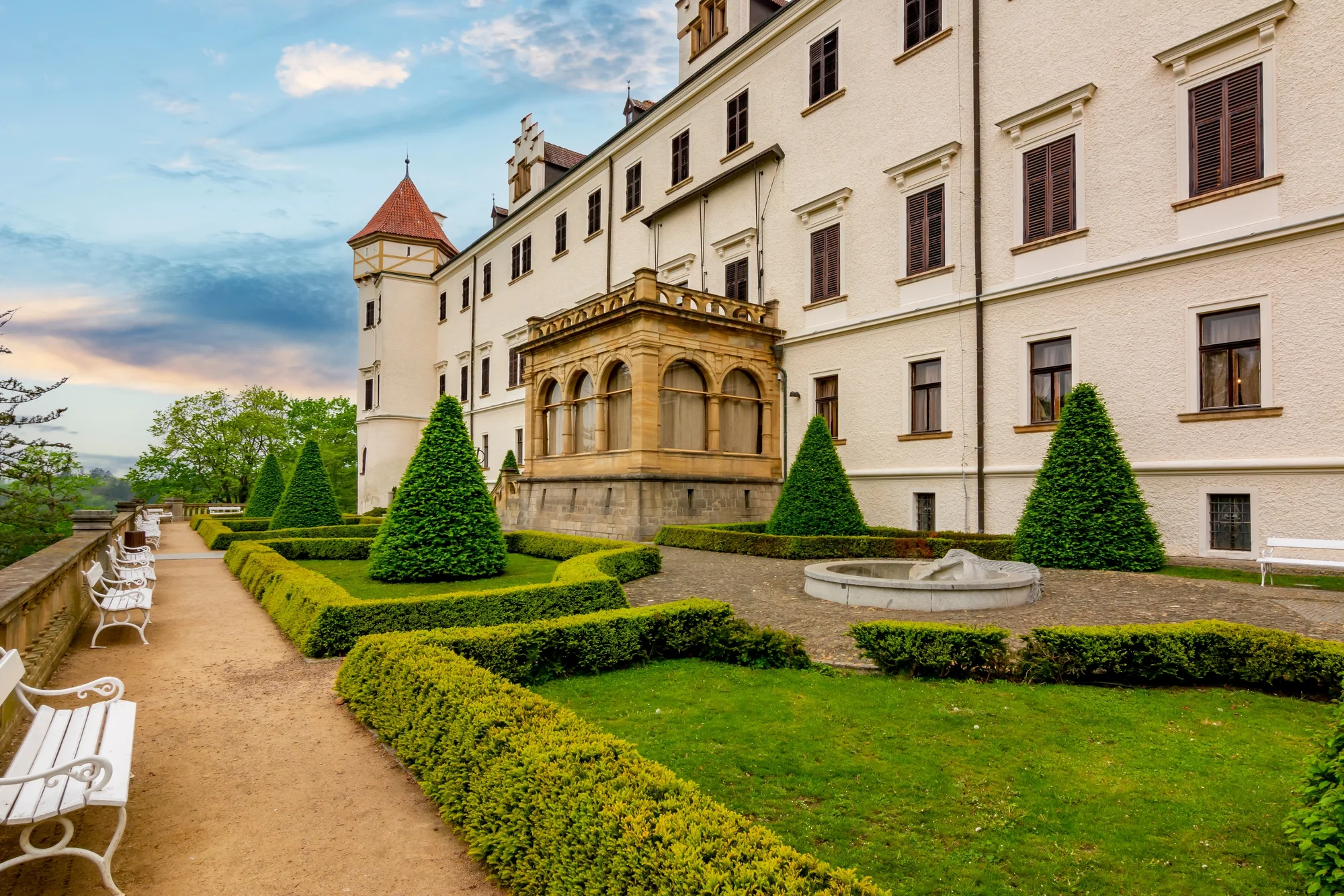 Relax v designovém hotelu v Benešově: snídaně i vstupenky na Konopiště