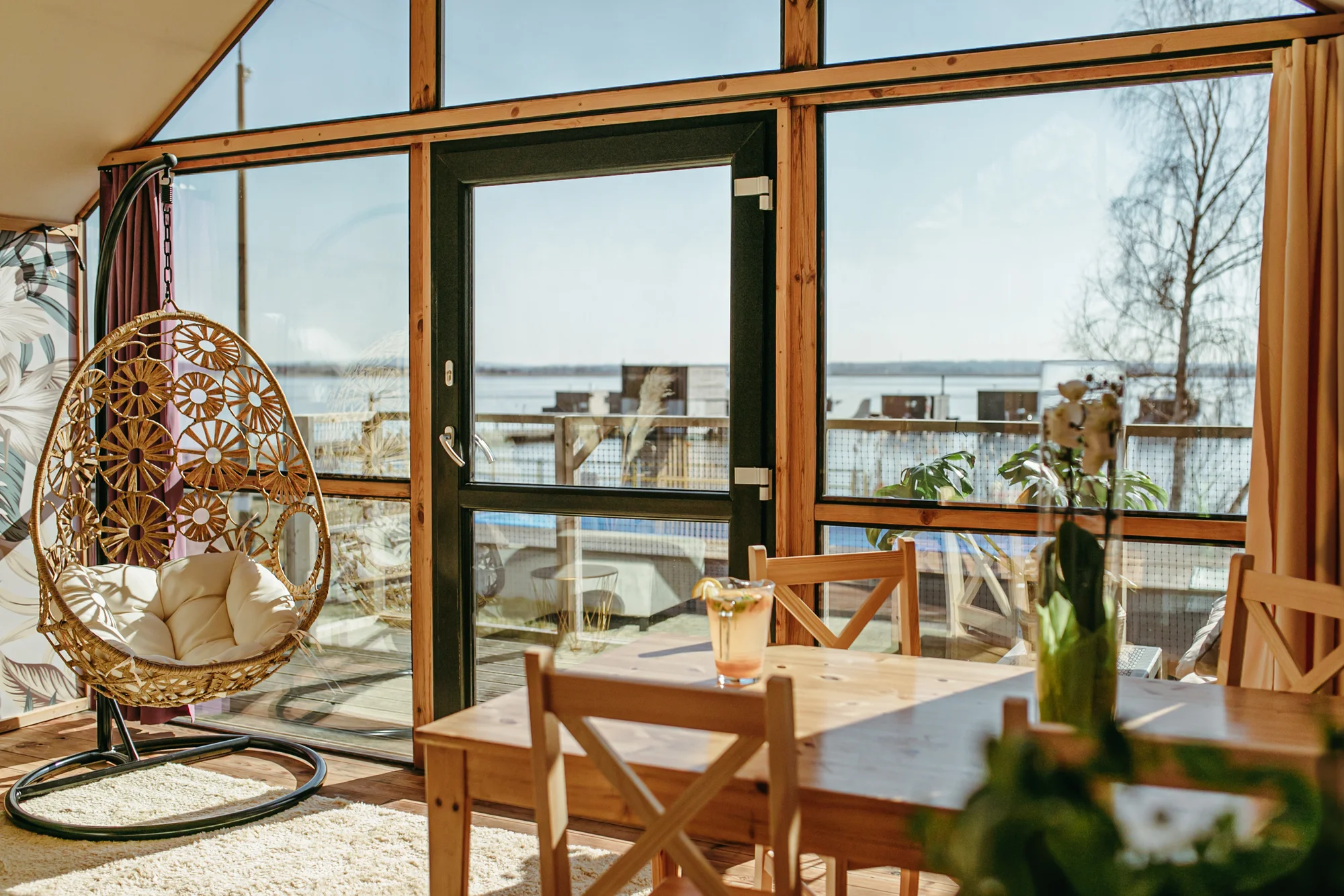 Glamping u jezera Jamno a u Baltu: snídaně, spousta aktivit i domky s vlastním wellness