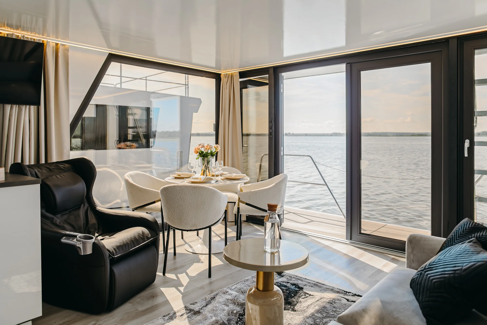 Luxusní houseboaty a bubliny na jezeře: privátní wellness, strava, vodní sporty a moře 300 m