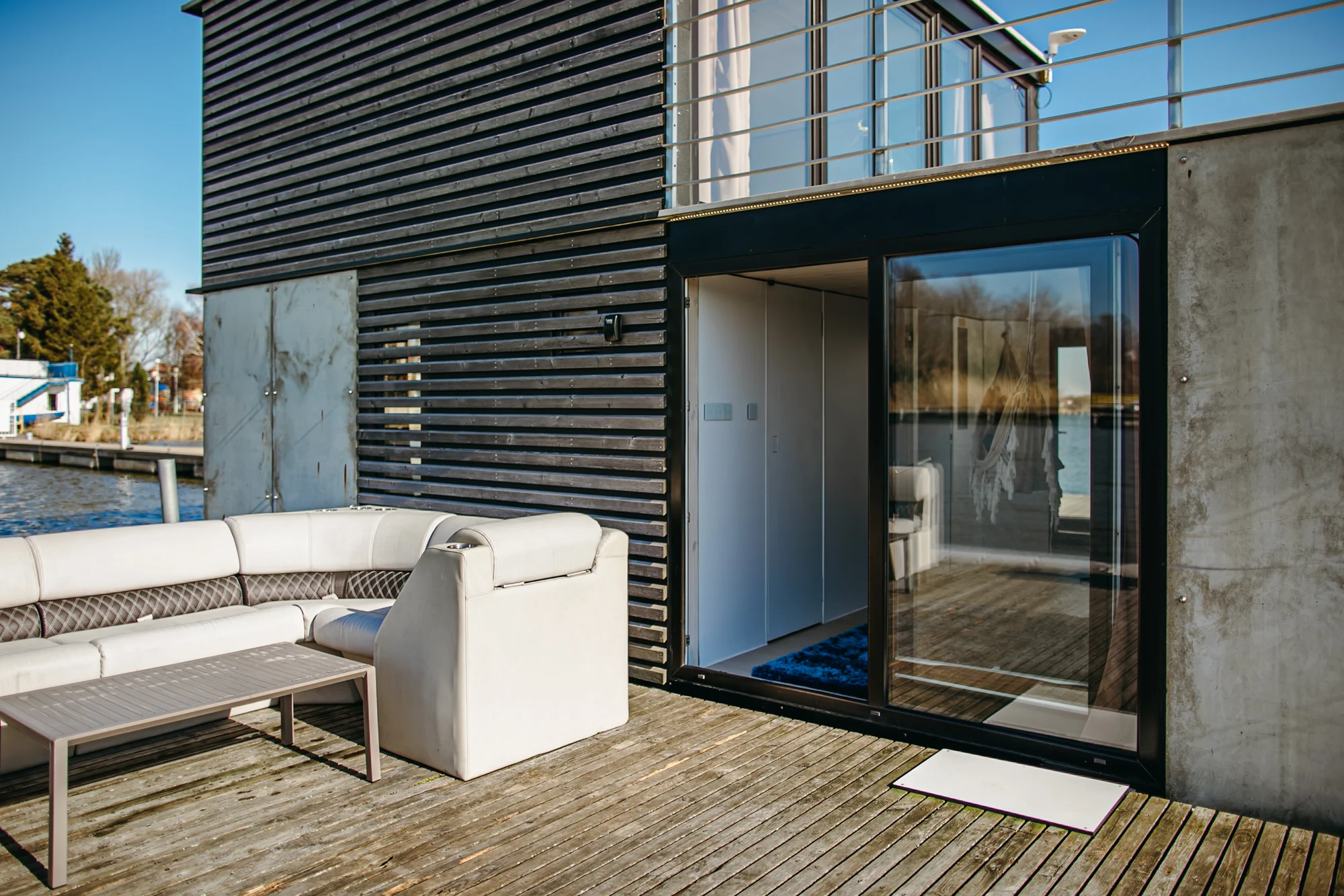 Luxusní houseboaty a bubliny na jezeře: privátní wellness, strava, vodní sporty a moře 300 m