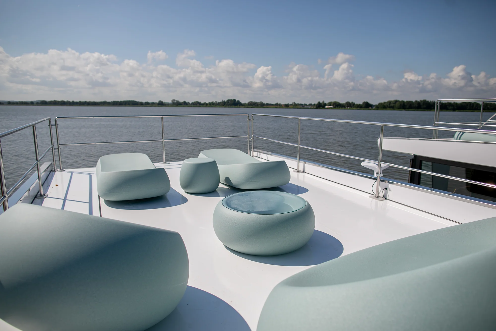 Luxusní houseboaty a bubliny na jezeře: privátní wellness, strava, vodní sporty a moře 300 m