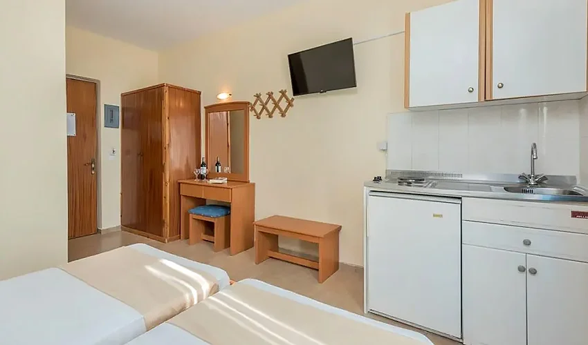 Letecký zájezd na Zakynthos: Studia Sorrento bez stravy, 300 m od pláže, bazén