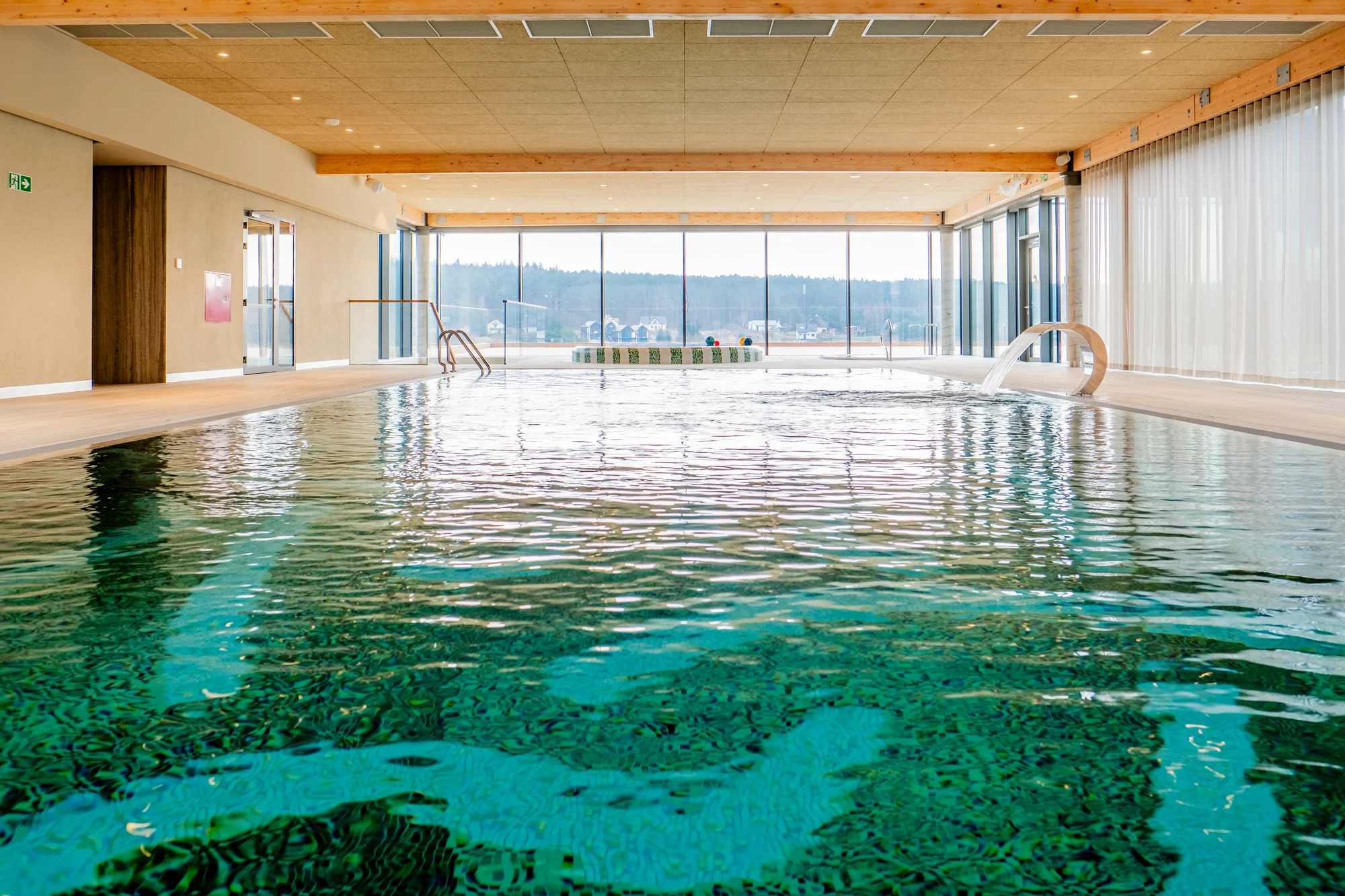Nový hotel u jezera Wisełka: pláže Baltu i Volyňský park na dosah, wellness a polopenze v ceně