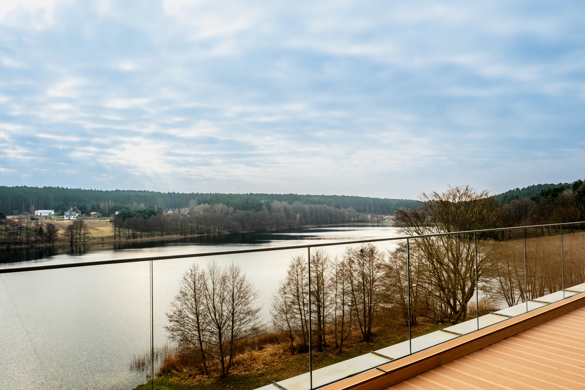 Nový hotel u jezera Wisełka: pláže Baltu i Volyňský park na dosah, wellness a polopenze v ceně