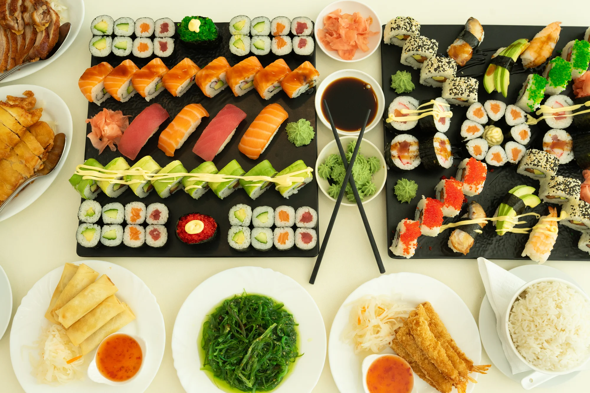 Sushi sety s 24 až 40 ks: maki, california i nigiri s lososem i úhořem