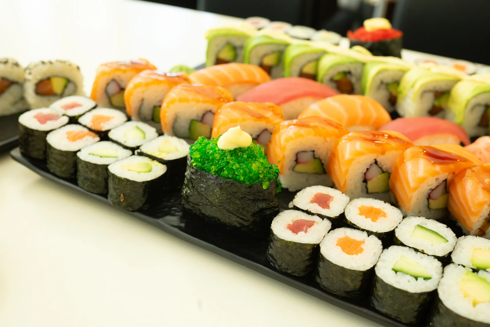 Sushi sety s 24 až 40 ks: maki, california i nigiri s lososem i úhořem