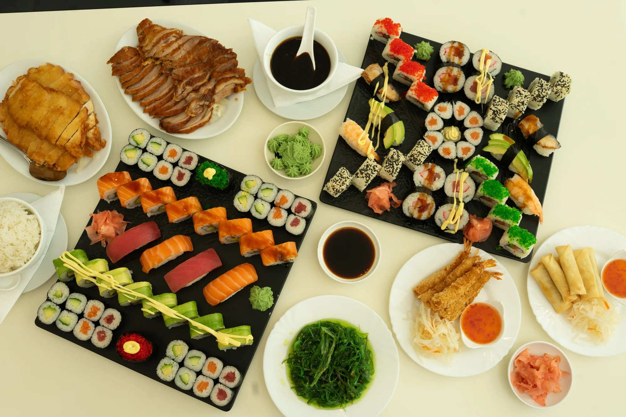 Sushi sety s 24 až 40 ks: maki, california i nigiri s lososem i úhořem