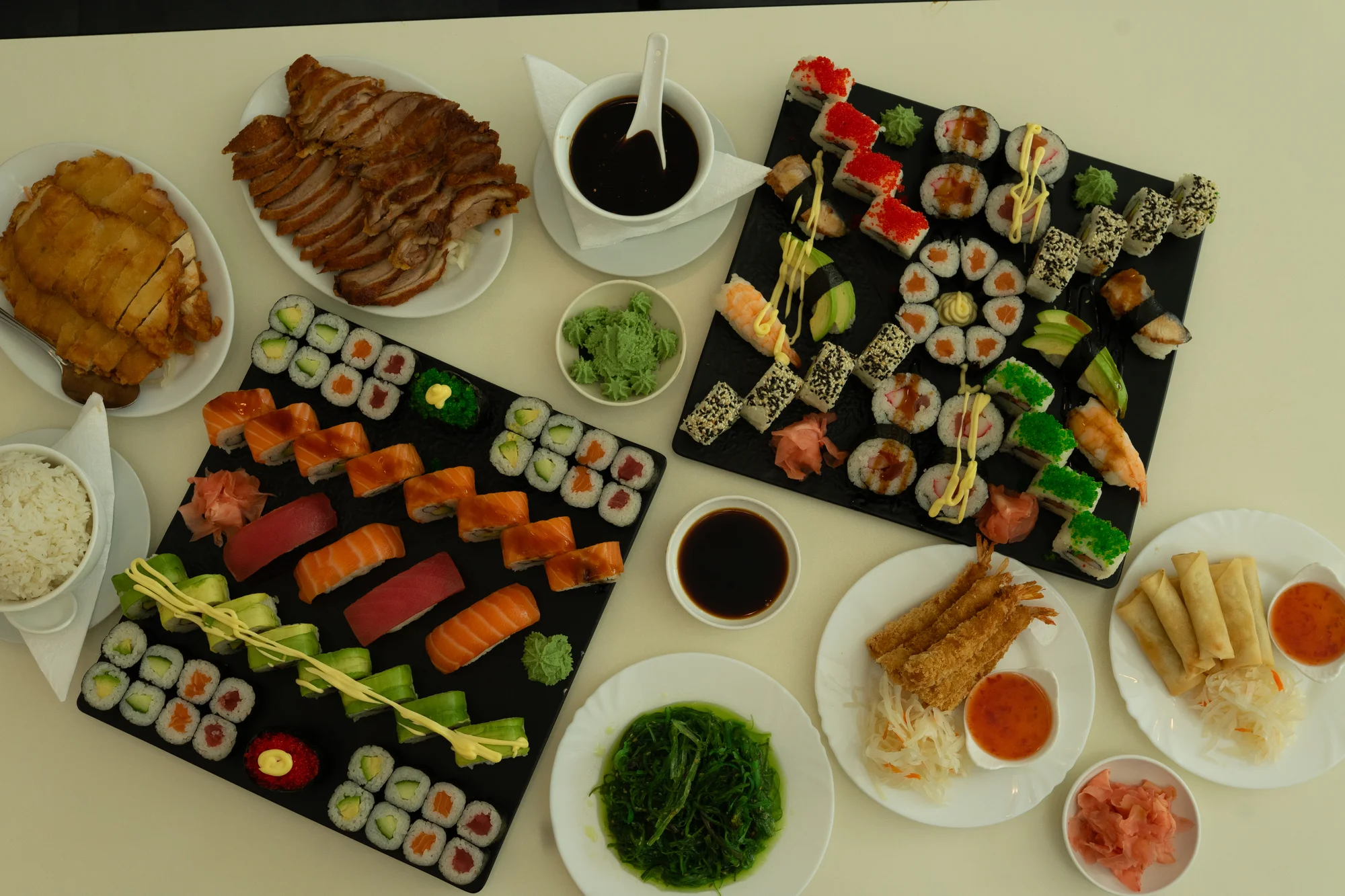 Sushi sety s 24 až 40 ks: maki, california i nigiri s lososem i úhořem