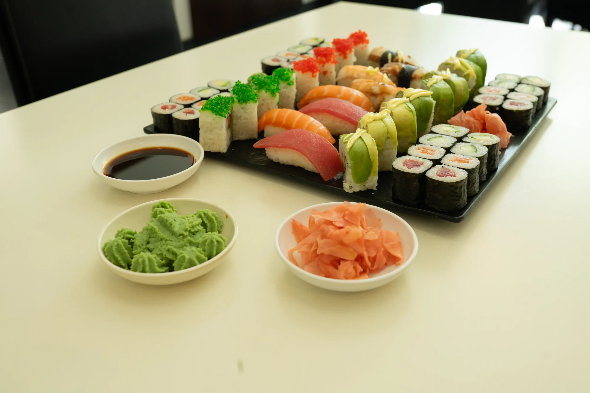 Sushi sety s 24 až 40 ks: maki, california i nigiri s lososem i úhořem