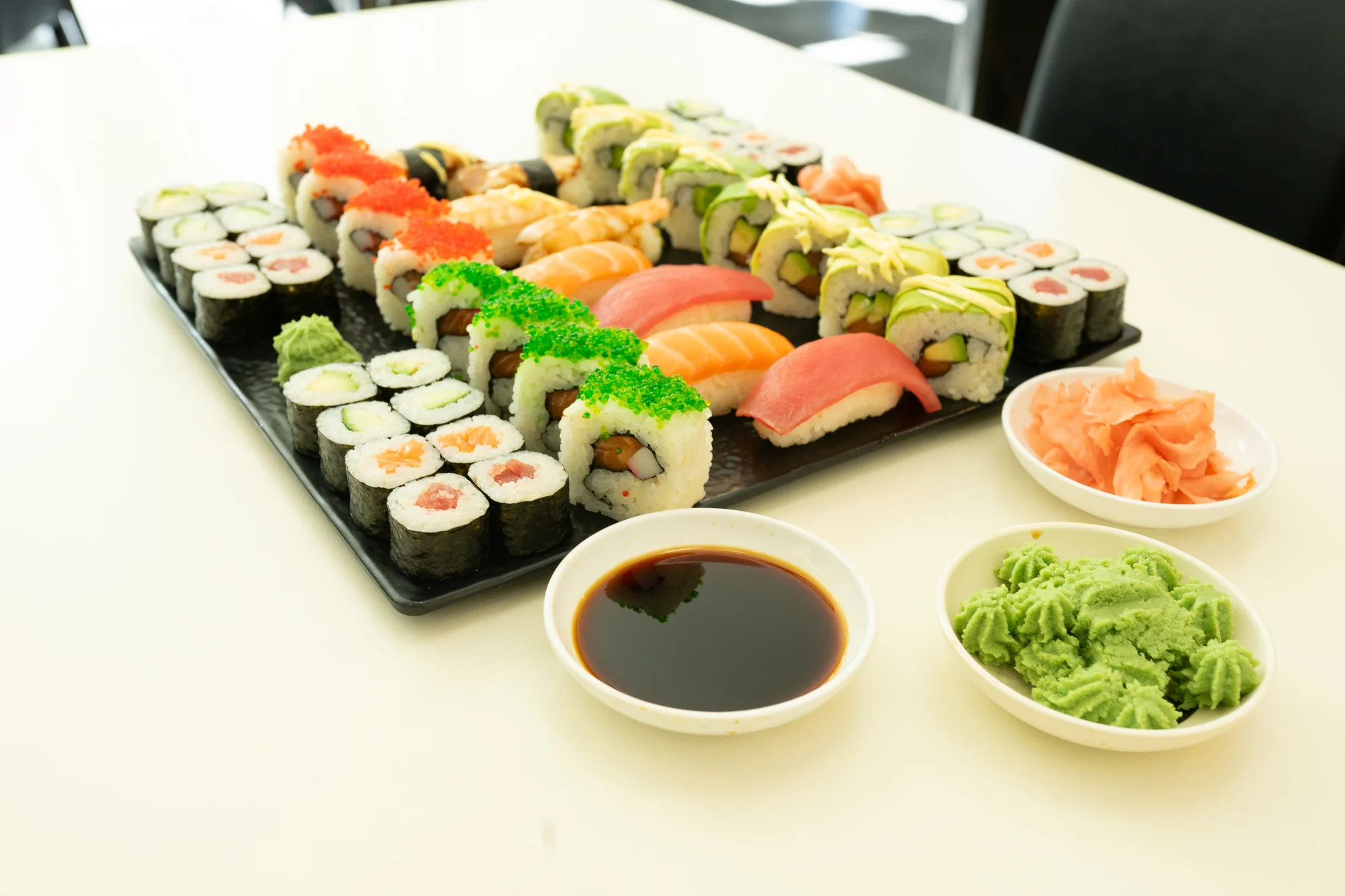Sushi sety s 24 až 40 ks: maki, california i nigiri s lososem i úhořem